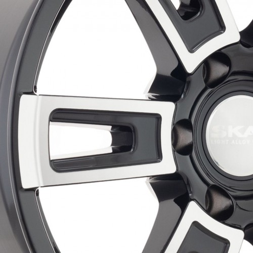 Диск 8.0x18 6x114.30 ET30 D66.10 Скад Тор Черный с полированной лицевой поверхностью